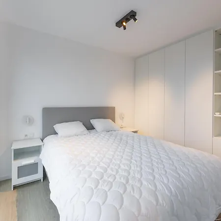 Newly Built For 6 People By The Sea Lombardsijde