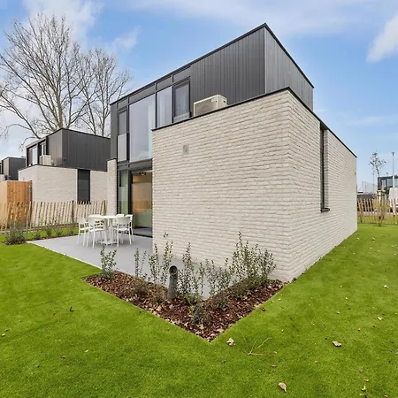 Newly Built For 6 People By The Sea